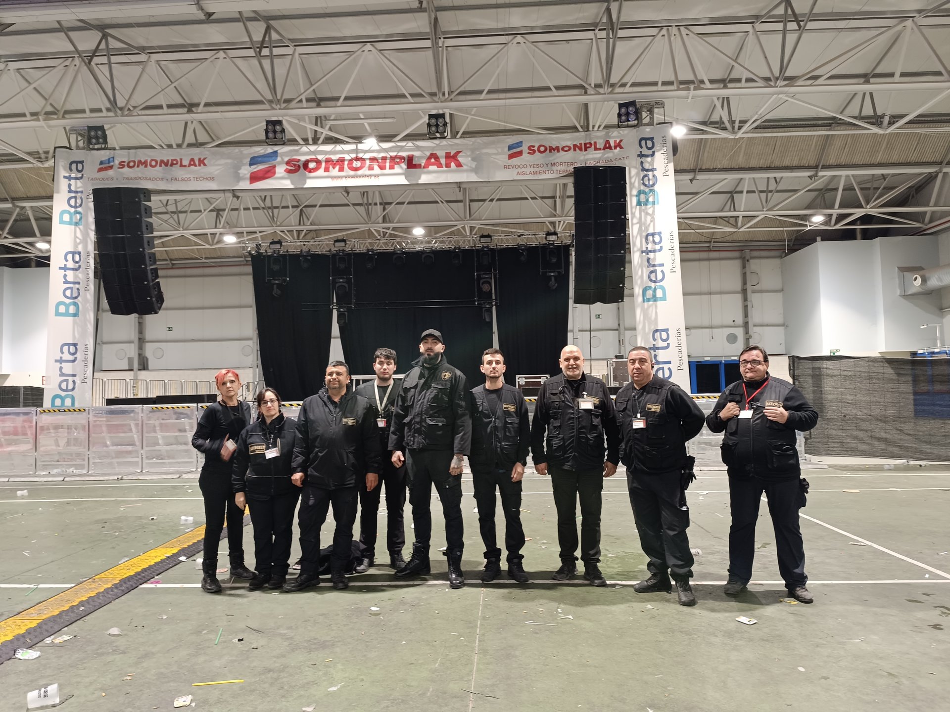 Equipo SERCOGRUP posando en recinto de concierto